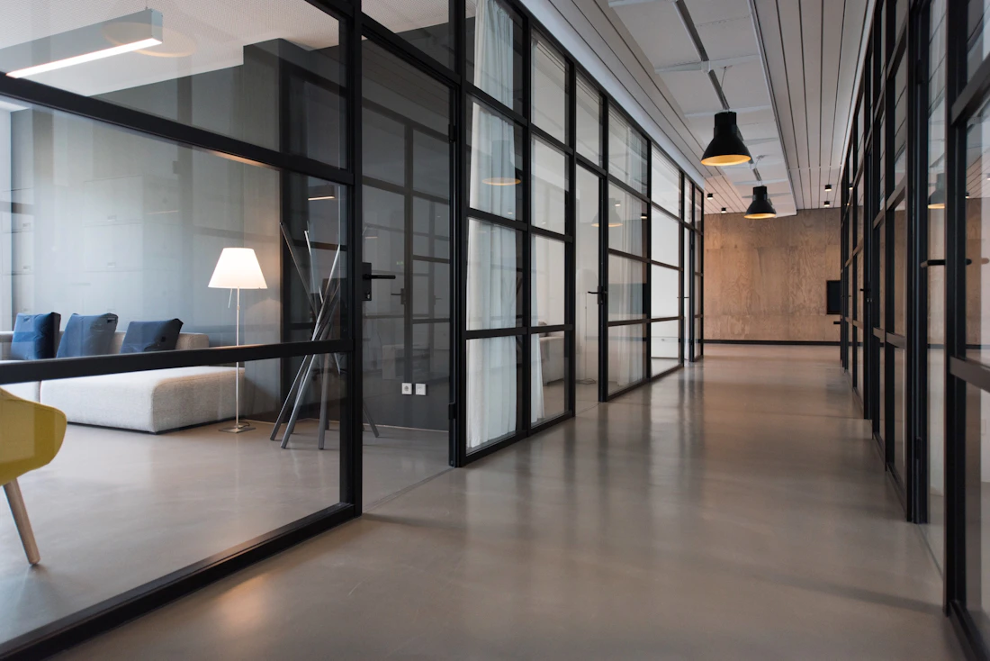 Sala de trabalho corporativa com iluminação suave e linhas retas