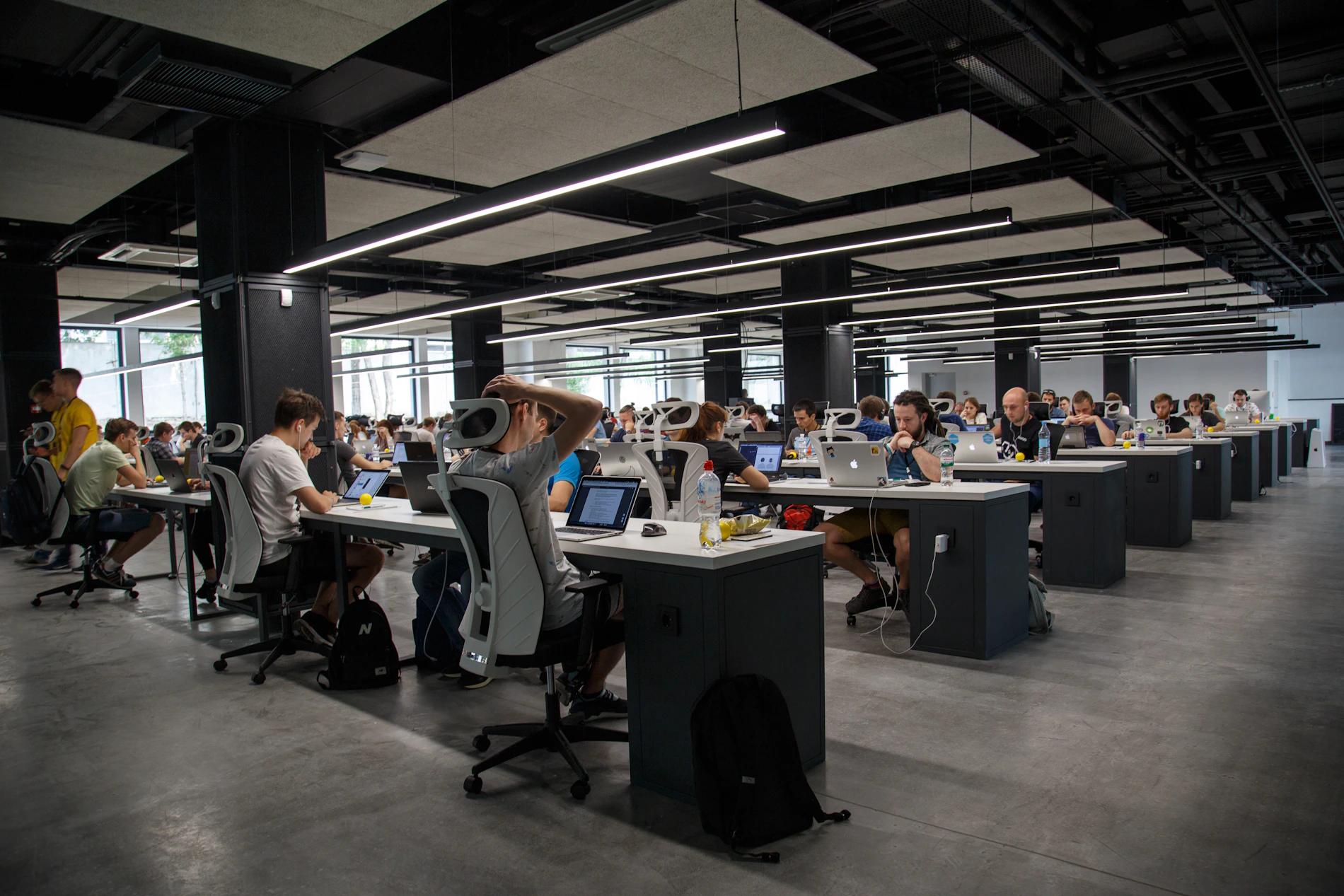 Fachada de vidro de um edifício corporativo com reflexos do céu