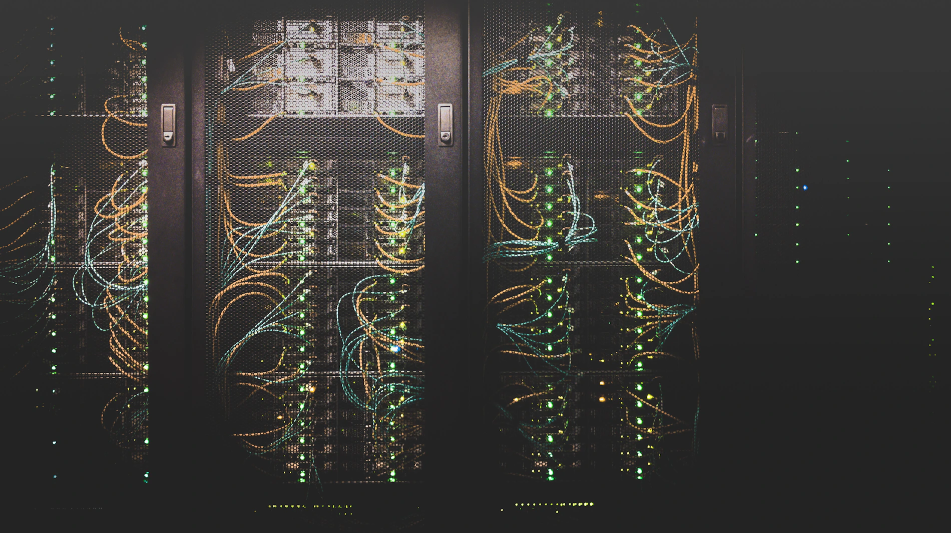 Corredor de servidores em um data center com iluminação azul